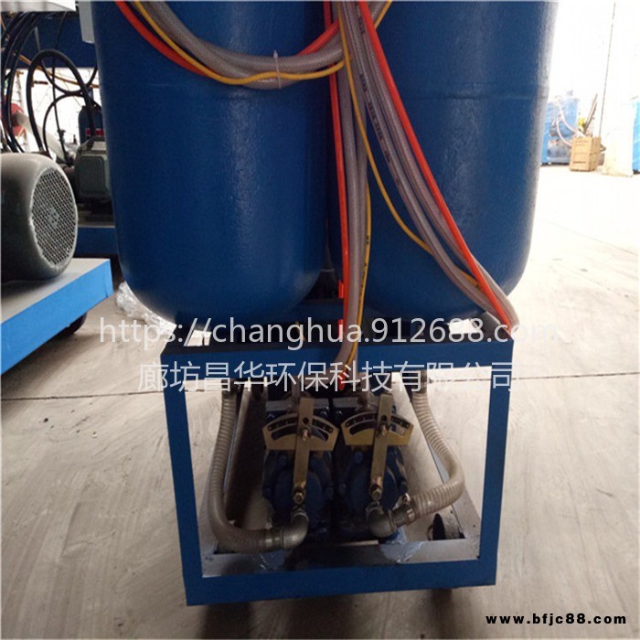 聚氨酯噴涂機，低壓聚氨酯發泡機，低壓聚氨酯噴涂機，玻璃鋼管道纏繞機，聚氨酯管道發泡平臺就選河北昌華環?？萍? width=