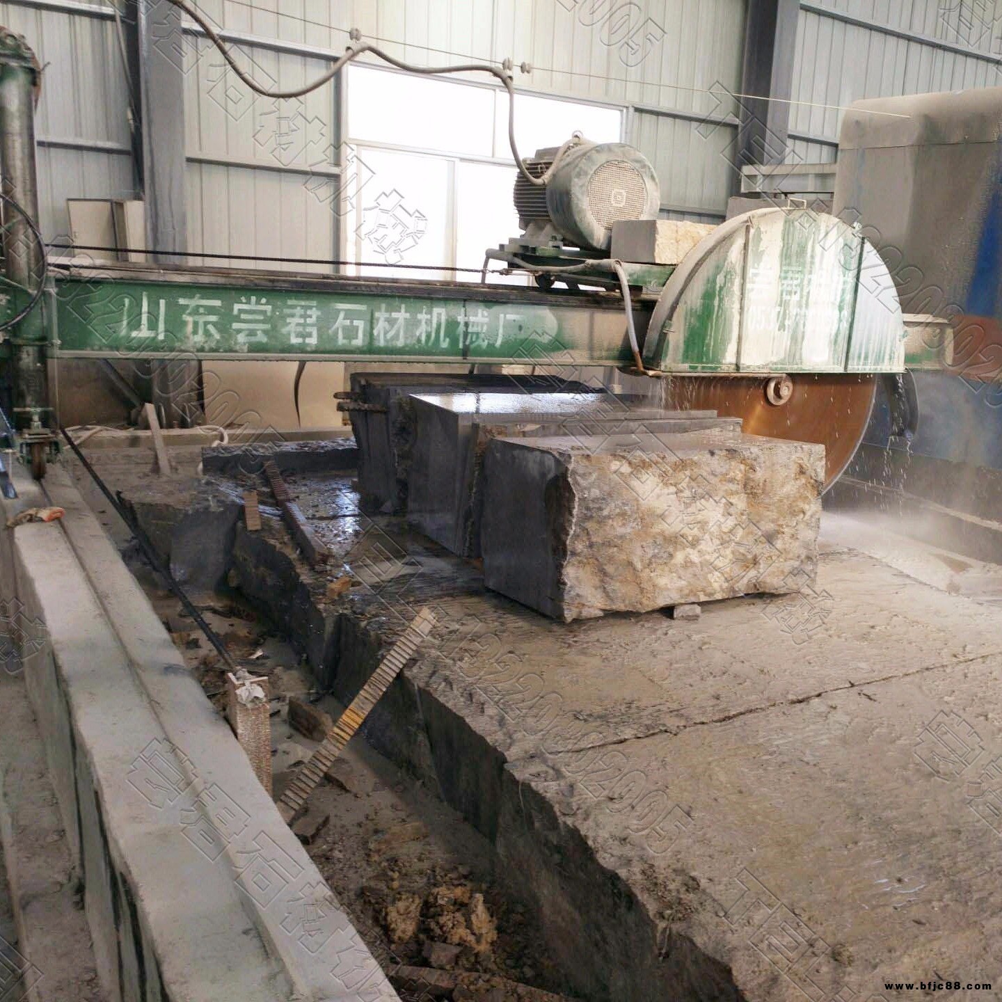 青石砂巖一刀切橋式鋸石機(jī)HQJ-1800 青石改石機(jī) 墓碑墳石改石機(jī)