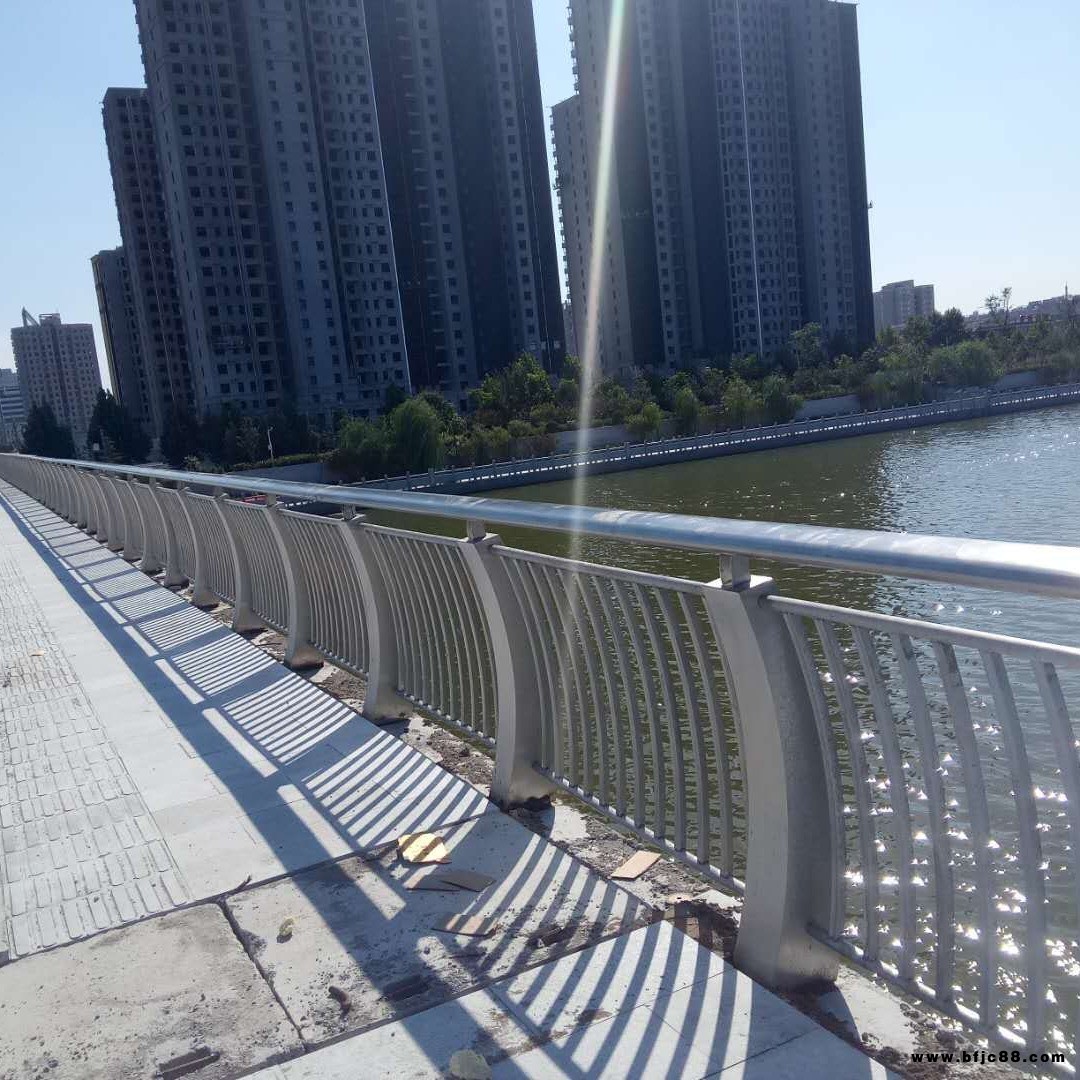 橋梁防撞護欄 不銹鋼復(fù)合管護欄 河道景觀 高架橋碳素鋼欄桿 廠家直供