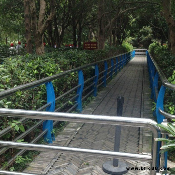 不銹鋼復(fù)合管橋梁護(hù)欄堤壩河道防撞立柱定做 道路隔離防護(hù)圍欄 304不銹鋼管復(fù)合管 道路橋梁安全護(hù)欄 防撞立柱定做 9亮