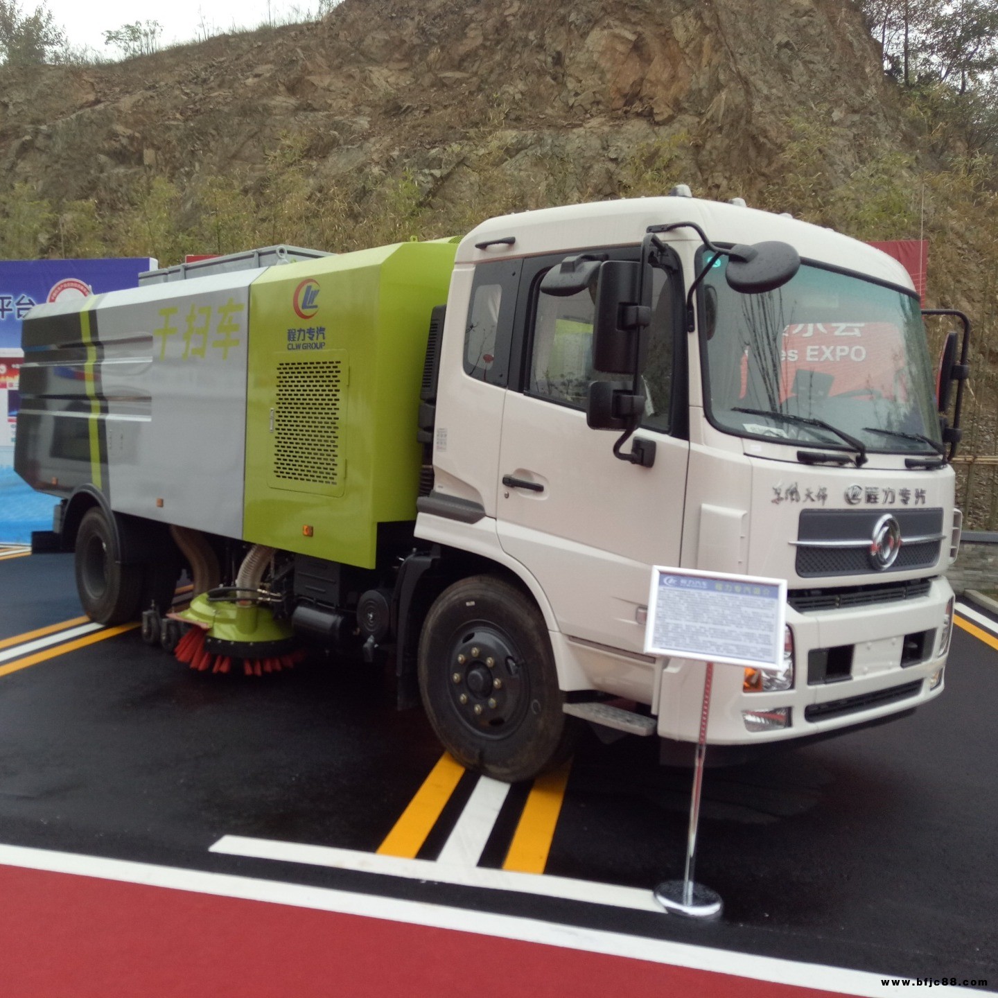 東風(fēng)天錦道路清掃車 路面洗掃車 跑道清掃車 質(zhì)保十年
