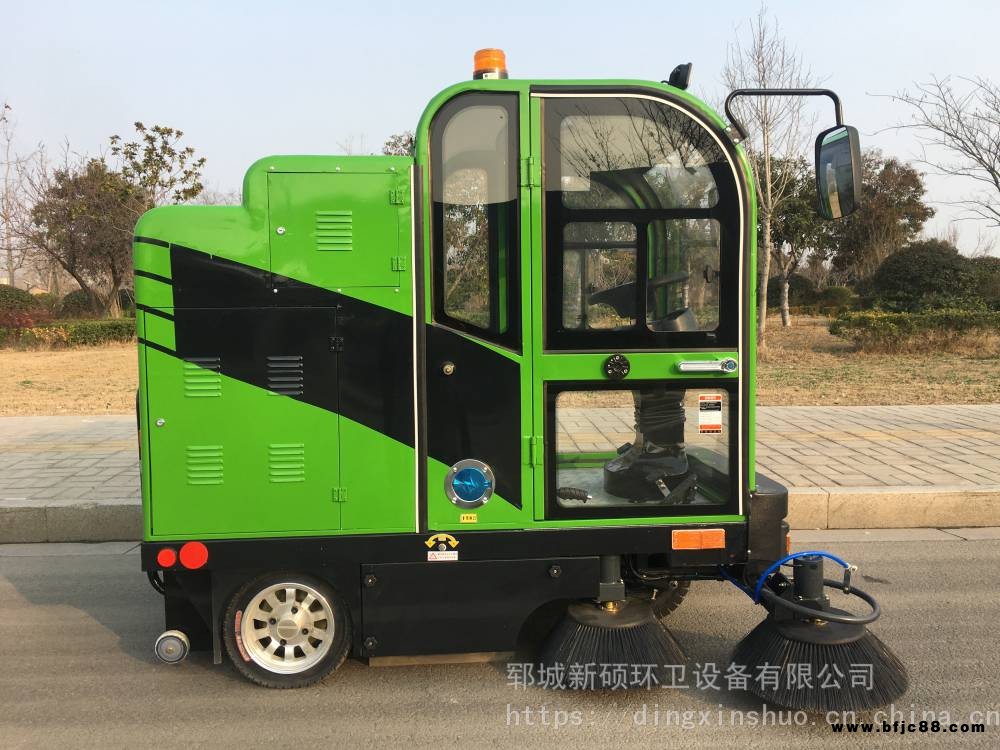 物業車庫商場清洗噴霧清掃車定制駕駛式掃地車商場景區保潔清潔吸塵車電動清掃車價格