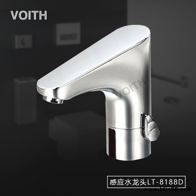 恒溫自動感應水嘴出來的水永遠是暖暖的方便潔凈衛生大氣