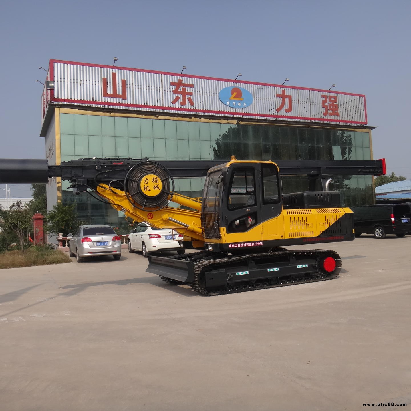 山東力強(qiáng)小型履帶旋挖鉆機(jī)