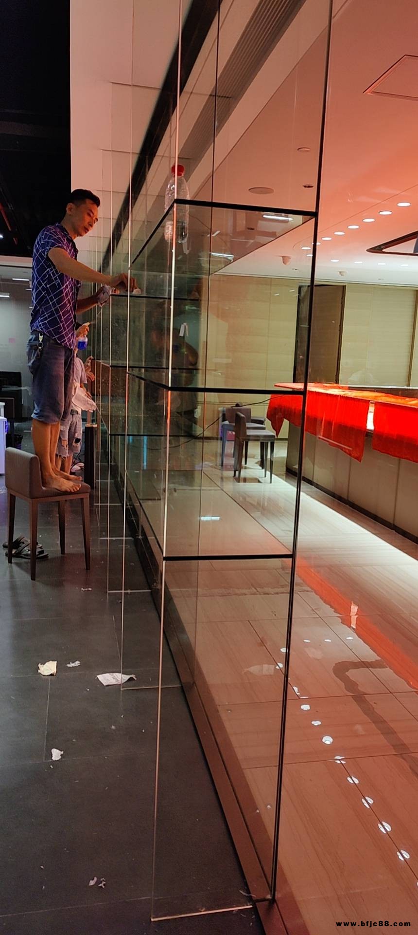 專業制作各種玻璃層架，室內玻璃隔斷工程，東莞酒店別墅隔斷玻璃,會所落地隔斷玻璃