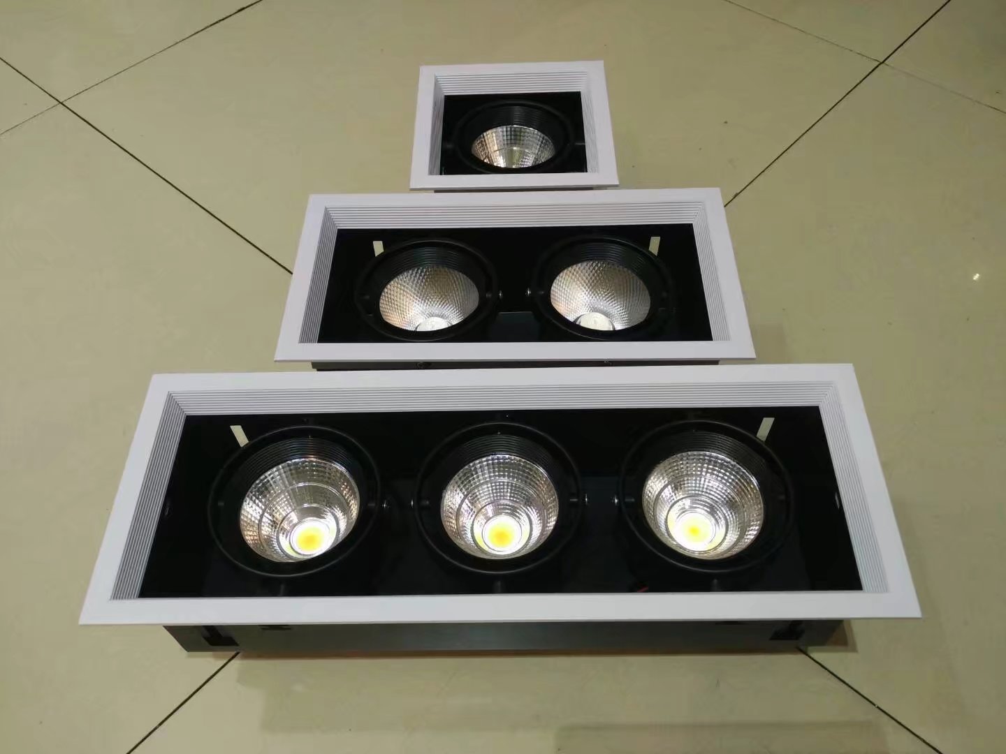 LED斗膽燈防眩格柵燈遙控調(diào)光調(diào)色可控硅調(diào)光單頭雙頭三頭家具店COB豆膽燈新款示例圖1