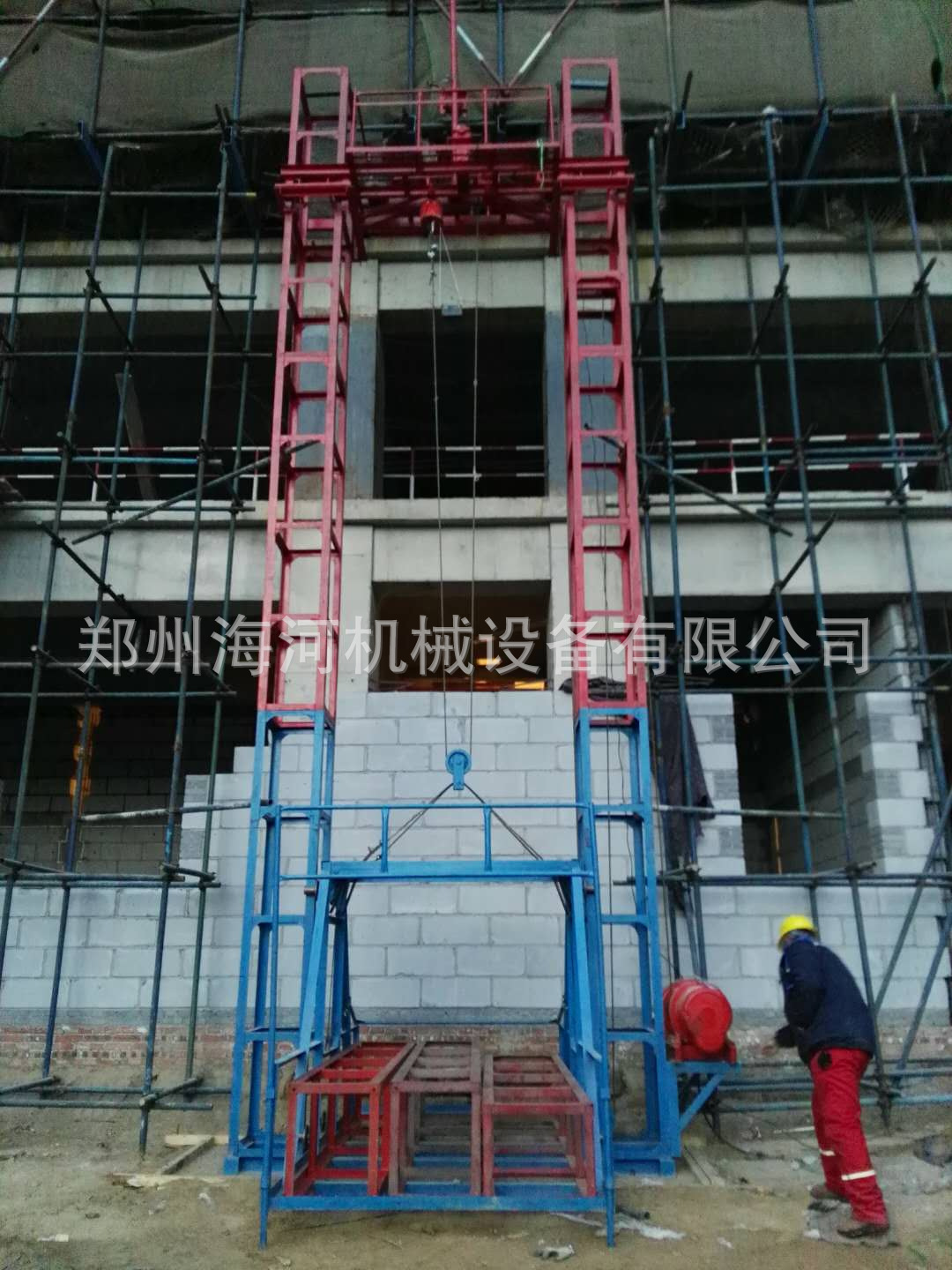 供應(yīng)福建泉州專用蓋房提料機 兩柱一籠升降設(shè)備 雙株單籠龍門架示例圖12