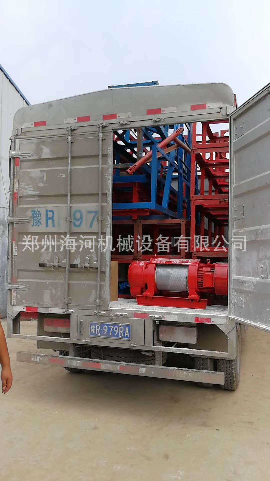 供應(yīng)福建泉州專用蓋房提料機 兩柱一籠升降設(shè)備 雙株單籠龍門架示例圖22