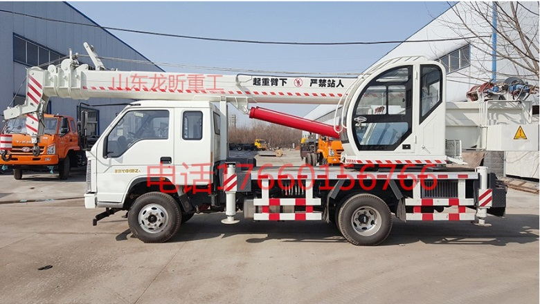 龍昕8噸汽車起重機      小巧靈活   動力強勁  高效節(jié)能示例圖1