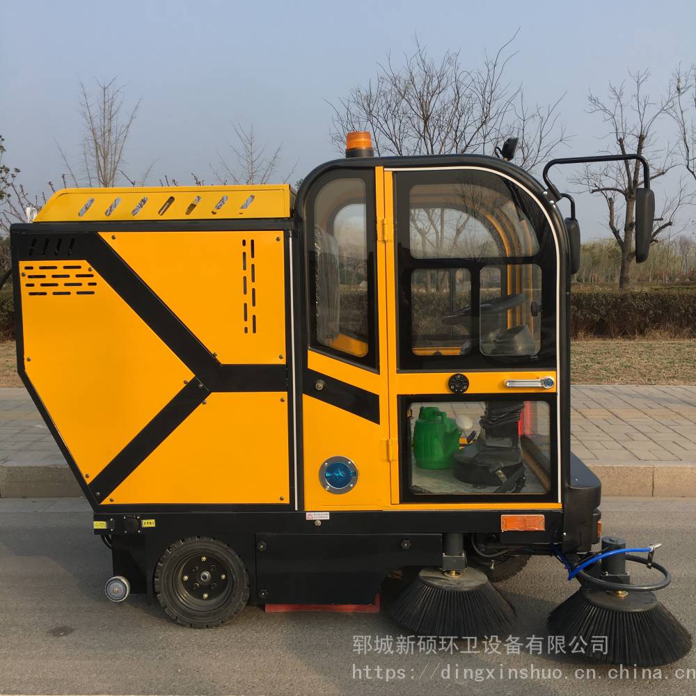 物業車庫商場清洗噴霧清掃車全封閉駕駛式環衛景區商場多功能清掃車電動清掃車
