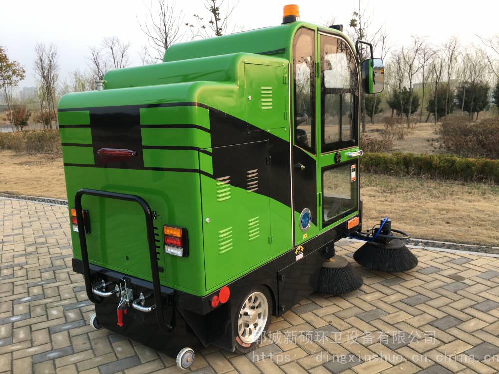 物業車庫商場清洗噴霧清掃車全封閉駕駛式環衛物業商場垃圾清掃車電動清掃車價格