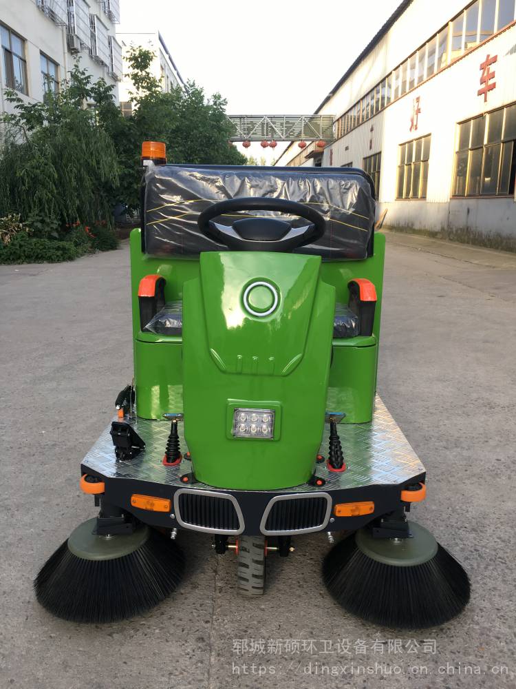 物業車庫商場清洗噴霧清掃車全封閉駕駛式環衛物業商場垃圾清掃車電動清掃車價格