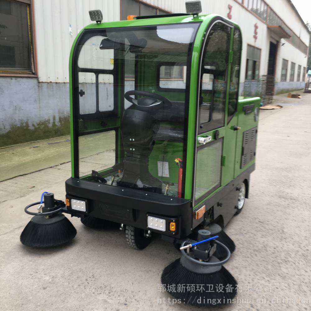 物業(yè)車庫(kù)商場(chǎng)清洗噴霧清掃車定制駕駛式掃地車商場(chǎng)景區(qū)保潔清潔吸塵車電動(dòng)清掃車價(jià)格