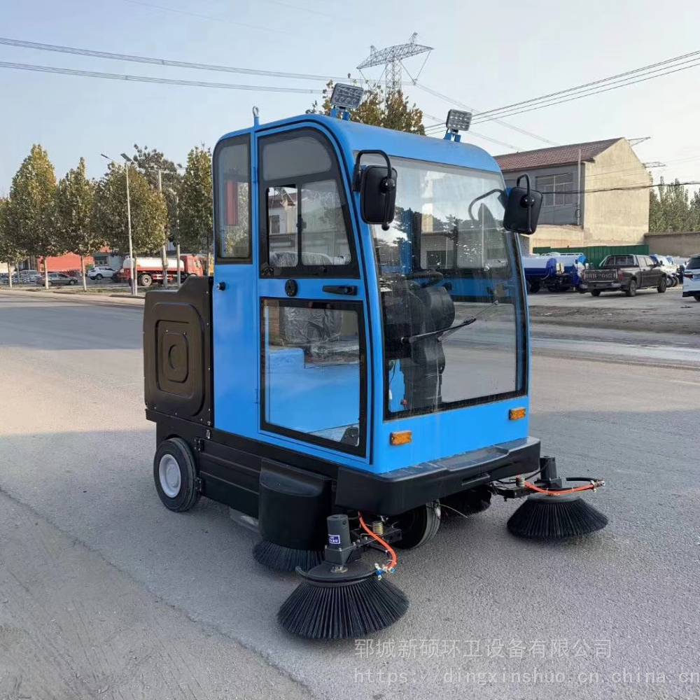 物業(yè)車庫(kù)商場(chǎng)清洗噴霧清掃車定制駕駛式掃地車商場(chǎng)景區(qū)保潔清潔吸塵車電動(dòng)清掃車價(jià)格