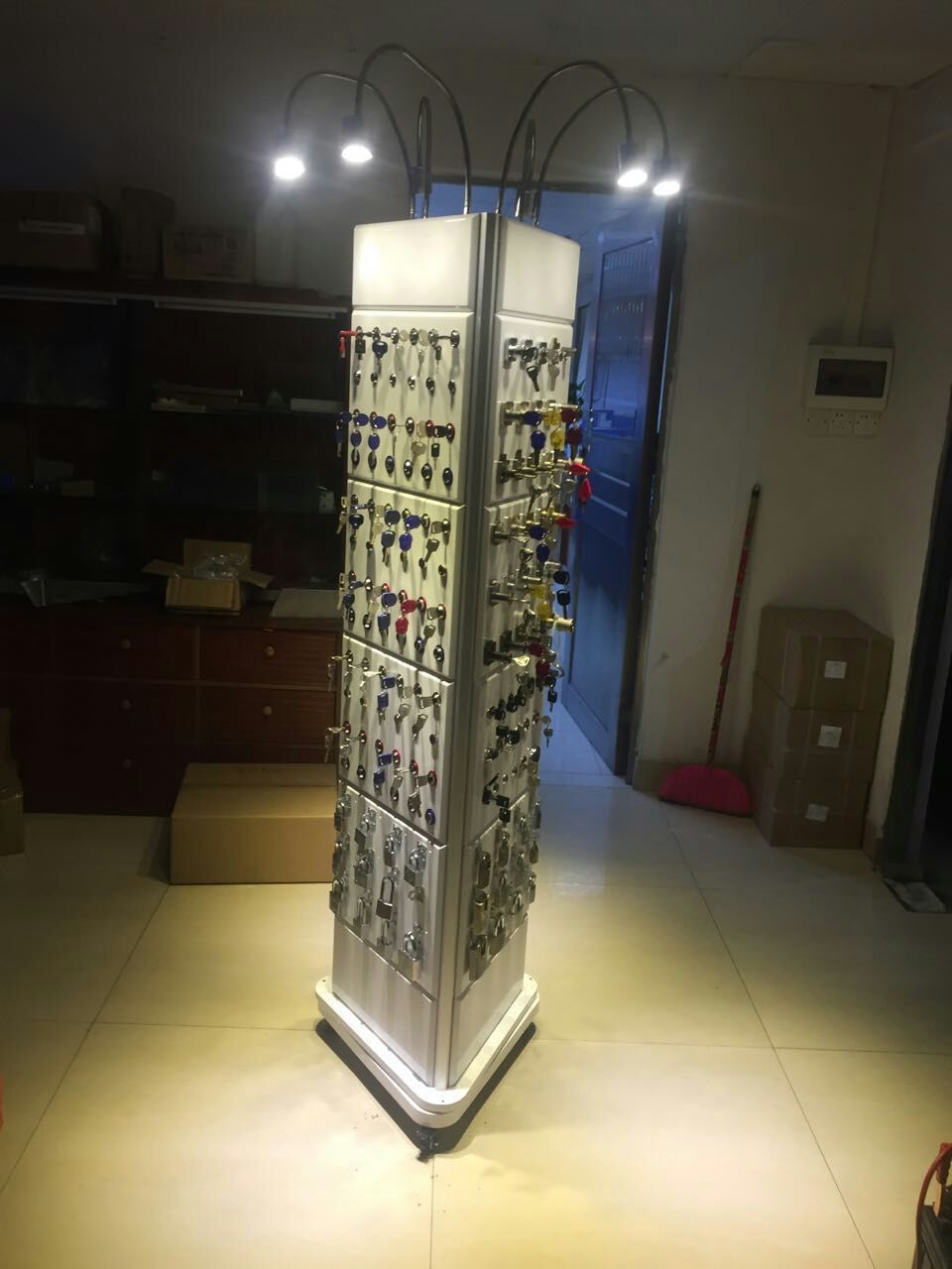 智能鎖旋轉展示架配萬向滑輪五金拉手專用展覽架參展便攜3角展架示例圖5