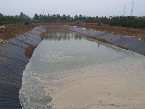養(yǎng)殖土工膜瀉湖防水1.2MM防滲膜廠家價(jià)格批發(fā)啟軒瀉湖防水1.2MM