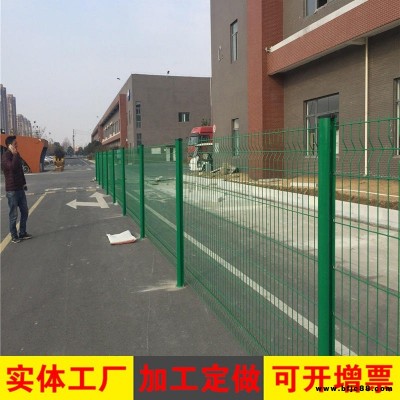供應養殖圈地桃型柱護欄網 批發鄉村道路防護 三角折彎桃型柱護欄網 愷嶸廠家直銷