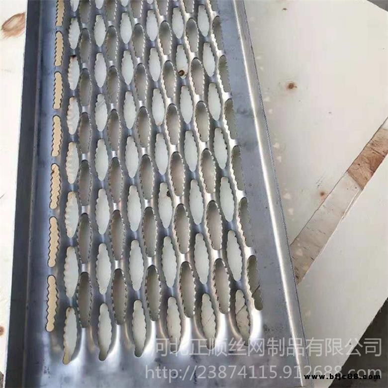 知名品牌鍍鋅防滑板 正順絲網(wǎng)制品電話 不銹鋼防滑板新產(chǎn)品定制