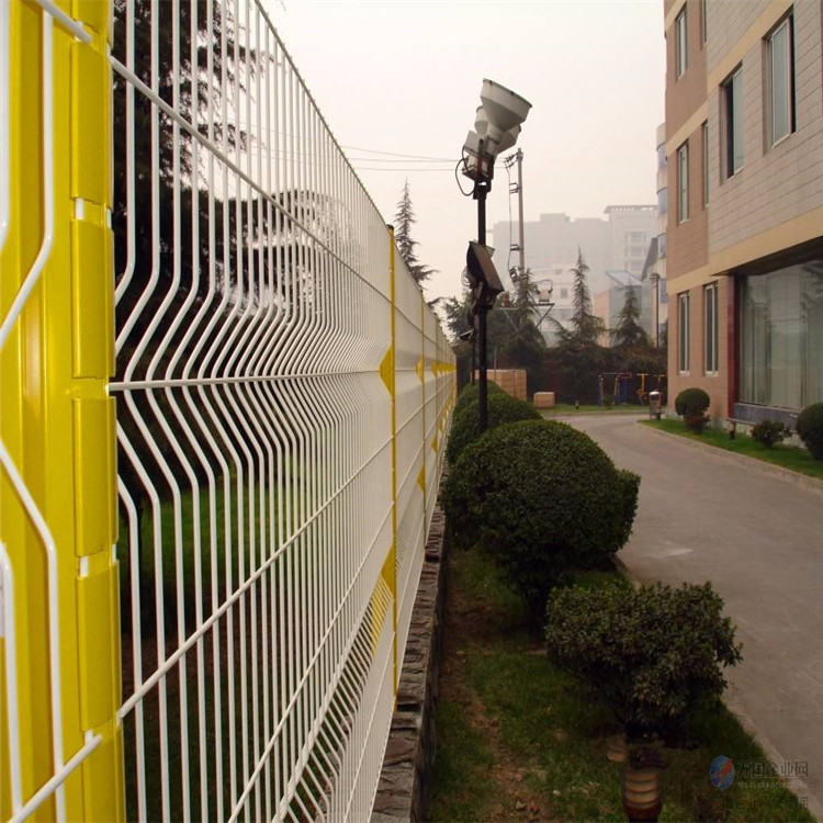潤光加工銷售桃型柱圍欄網網片桃形柱護欄養殖果園隔離欄廠家